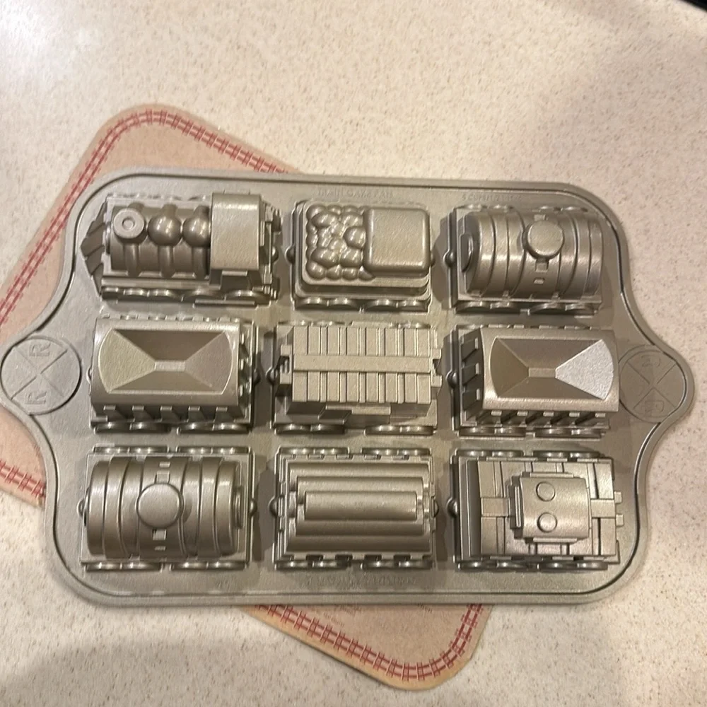 Williams Sonoma Railway / Train Cake Pan by Nordic Warr